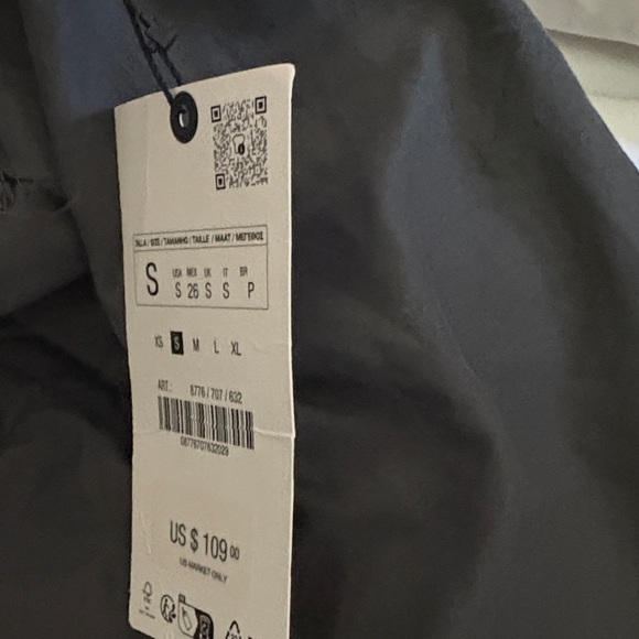 Elegant Red Sleeveless Dress - Picture 2 of 4